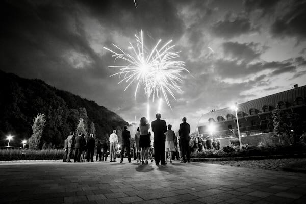 Nowoczesna detale ceremonii w sali weselnej