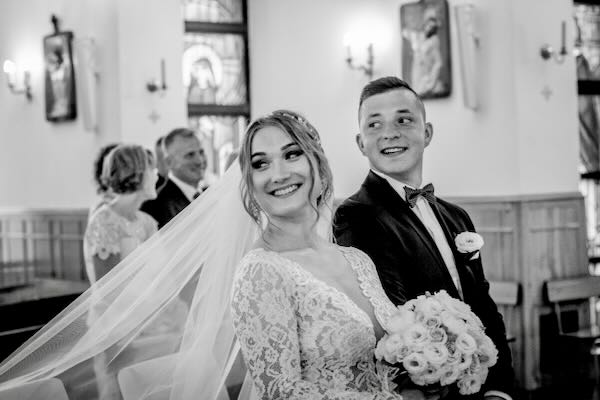 Tradycyjna błogosławieństwo w drewnianym kościele