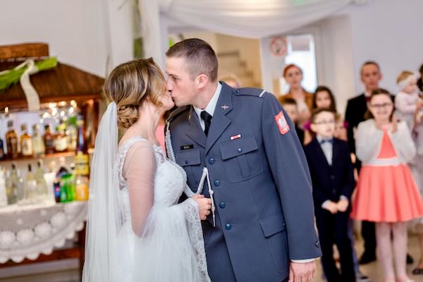 Romantyczna magia ślubnego dnia w sali weselnej