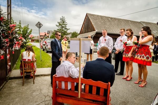 Nastrojowe zakładanie spinek do mankietów przed lustrem
