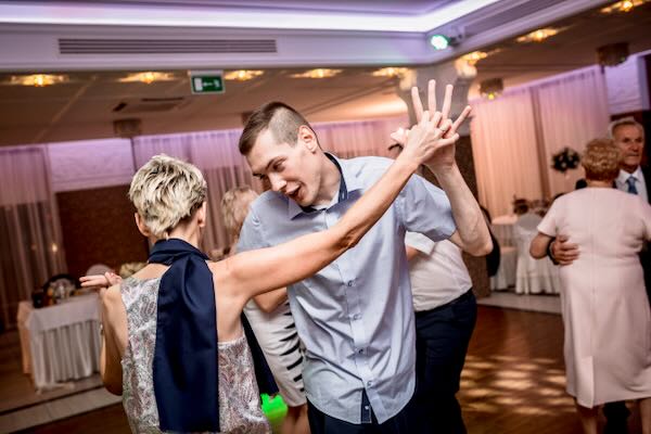 Wzruszające moment zaślubin w ogrodzie